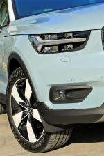 Volvo XC40 D4 Momentum 2017 года (WW)